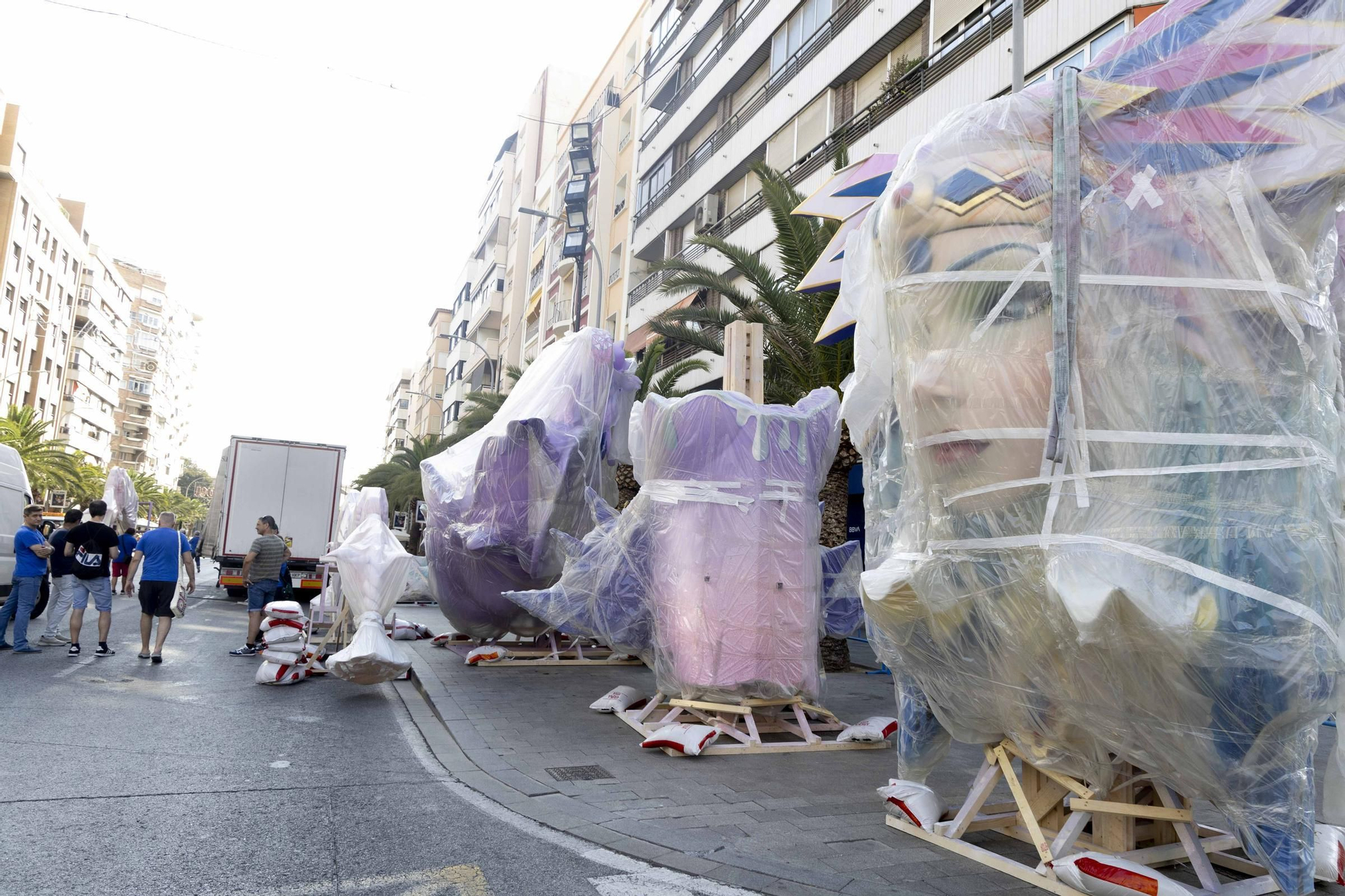 Las hogueras de Especial arrancan su plantà en Alicante
