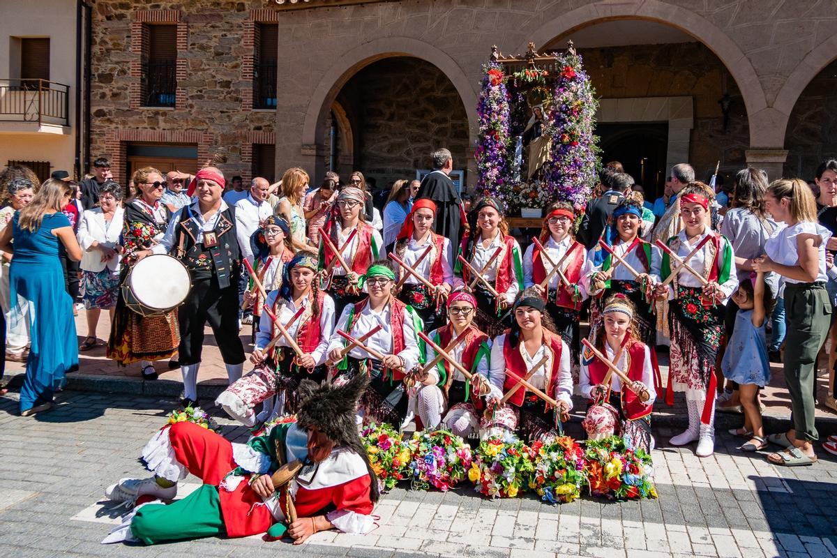 Caros Fresno con el grupo de danza del paloteo