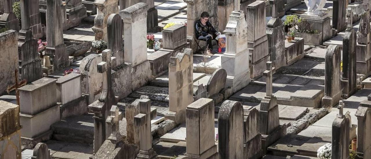 En la parte antigua del cementerio apenas hay sitio para acceder a las tumbas y hay que caminar por encima de las losas de piedra.