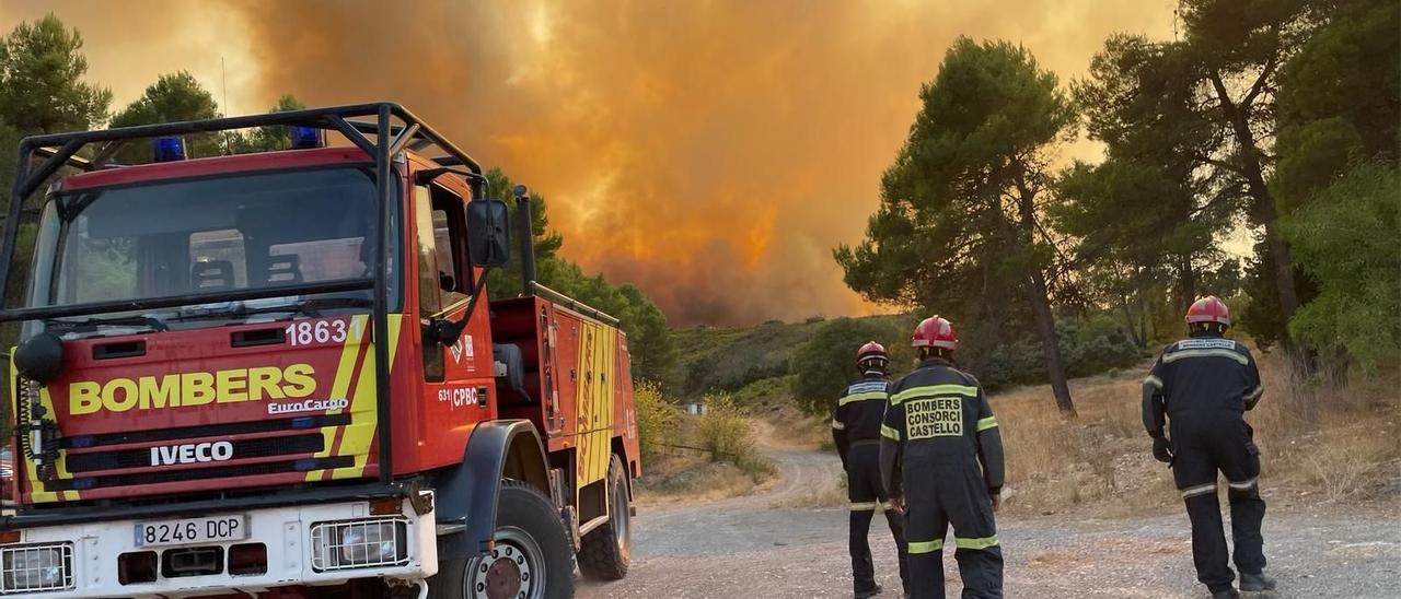Bomberos de Castellón y medios aéreos tratan de proteger de las llamas el santuario de la Cueva Santa, en la localidad de Altura.