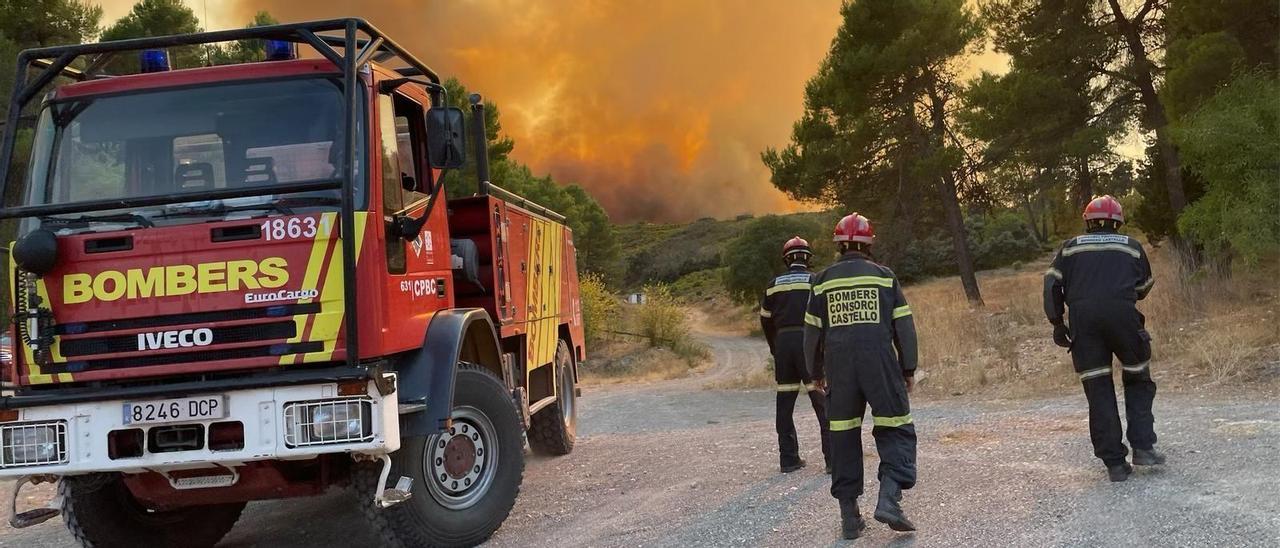 Bomberos y medios aéreos protegieron de las llamas el santuario de la Cueva Santa, en la localidad de Altura