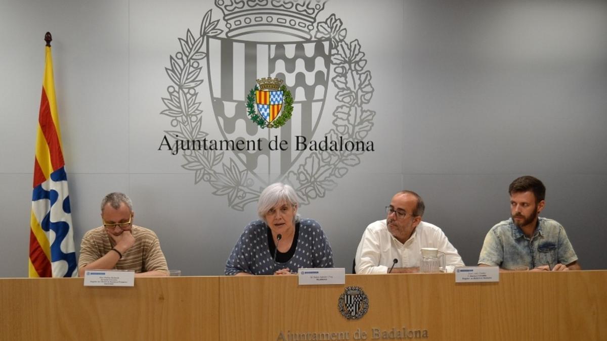 La alcaldesa de Badalona y los concejales durante la rueda de prensa.