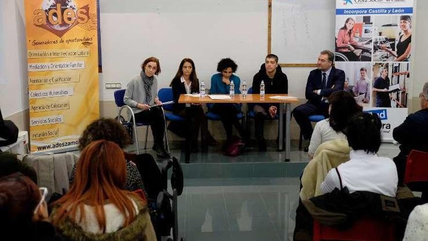 Alumnos y profesores de Ades en la clausura de cursos.