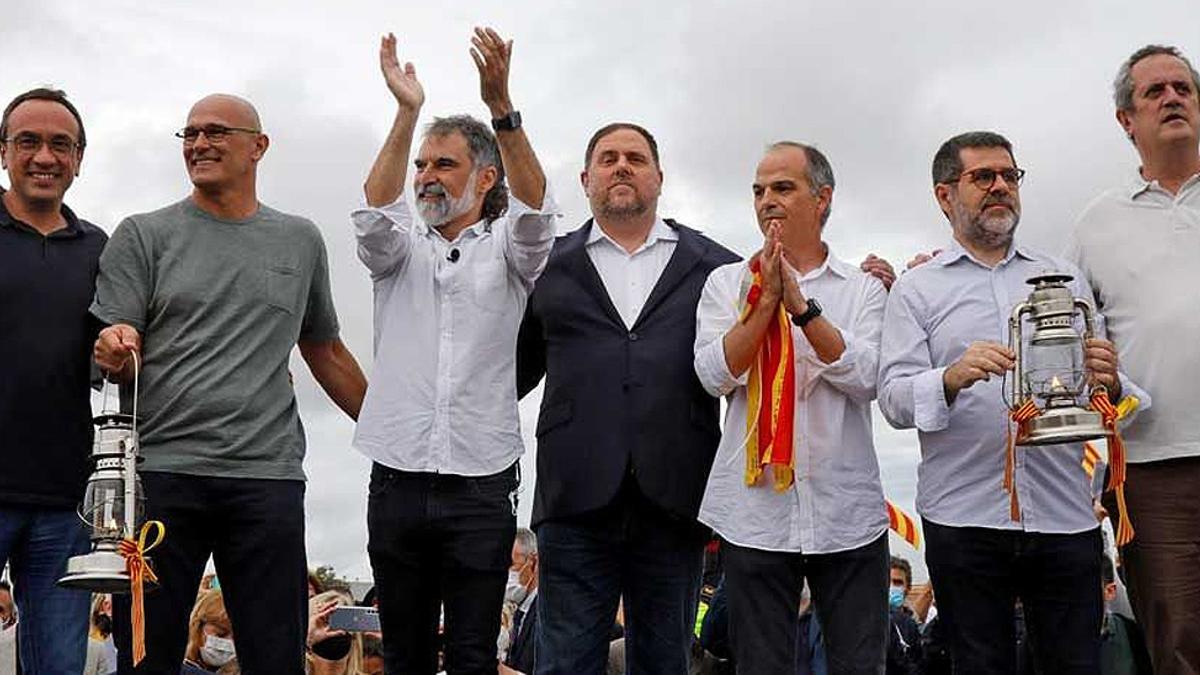 Los líderes independentistas indultados, tras abandonar la cárcel.