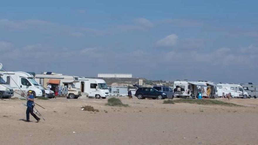 Algunas de las caravanas aparcadas en Urbanova, ayer.