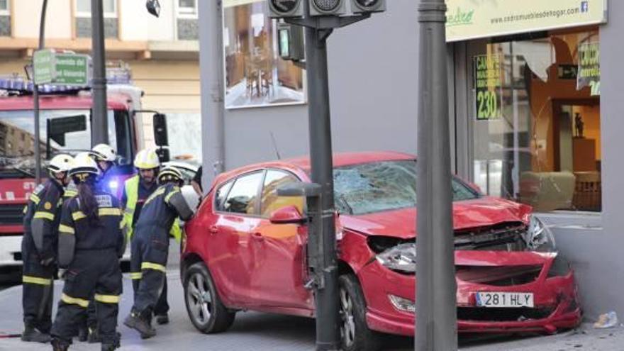 Bomberos junto al coche accidentado en Valencia