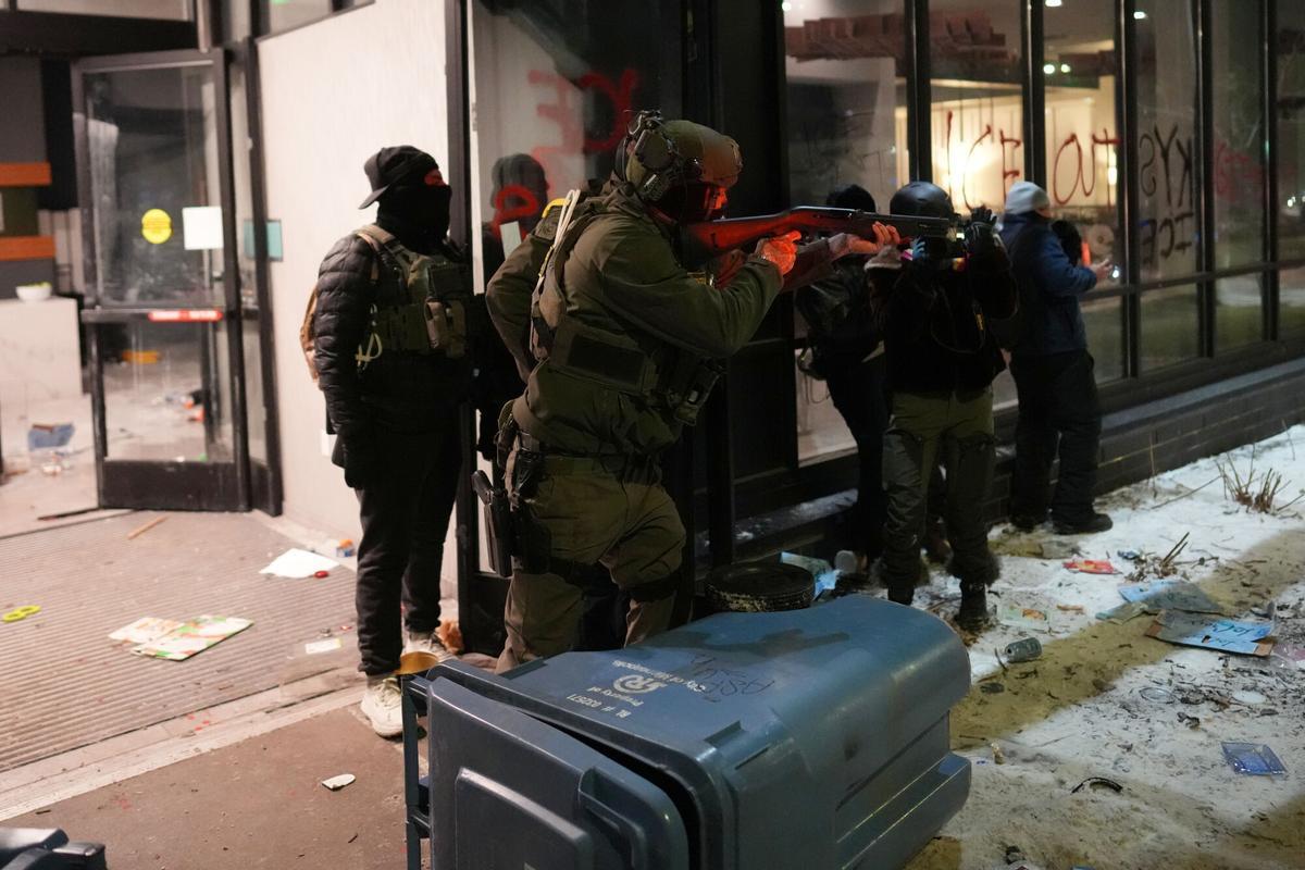 Tensió entre agents federals i manifestants a Minneapolis