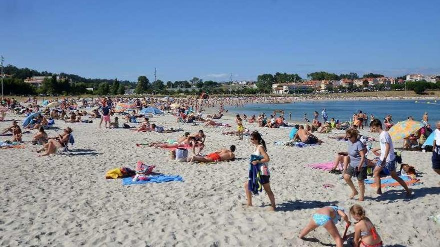 Turistas en la playa de Baltar en julio. // G. Santos