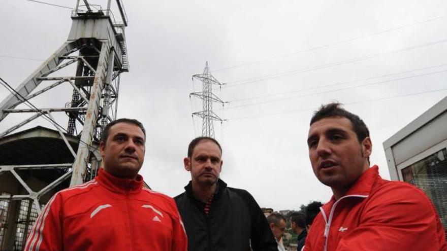 Santi Cazorla, a la derecha, en su visita al pozo Candín.