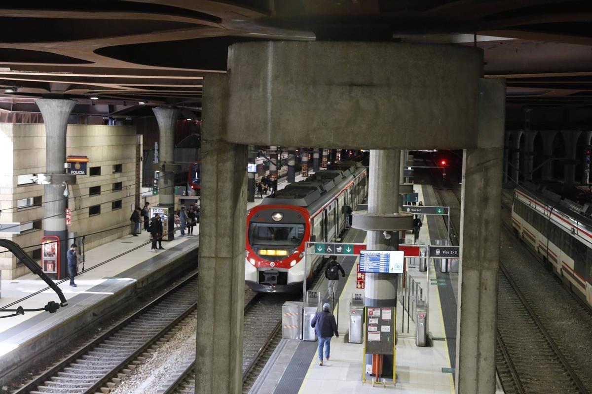 Un tren con destino a San Juan de Nieva en la estación de Oviedo.