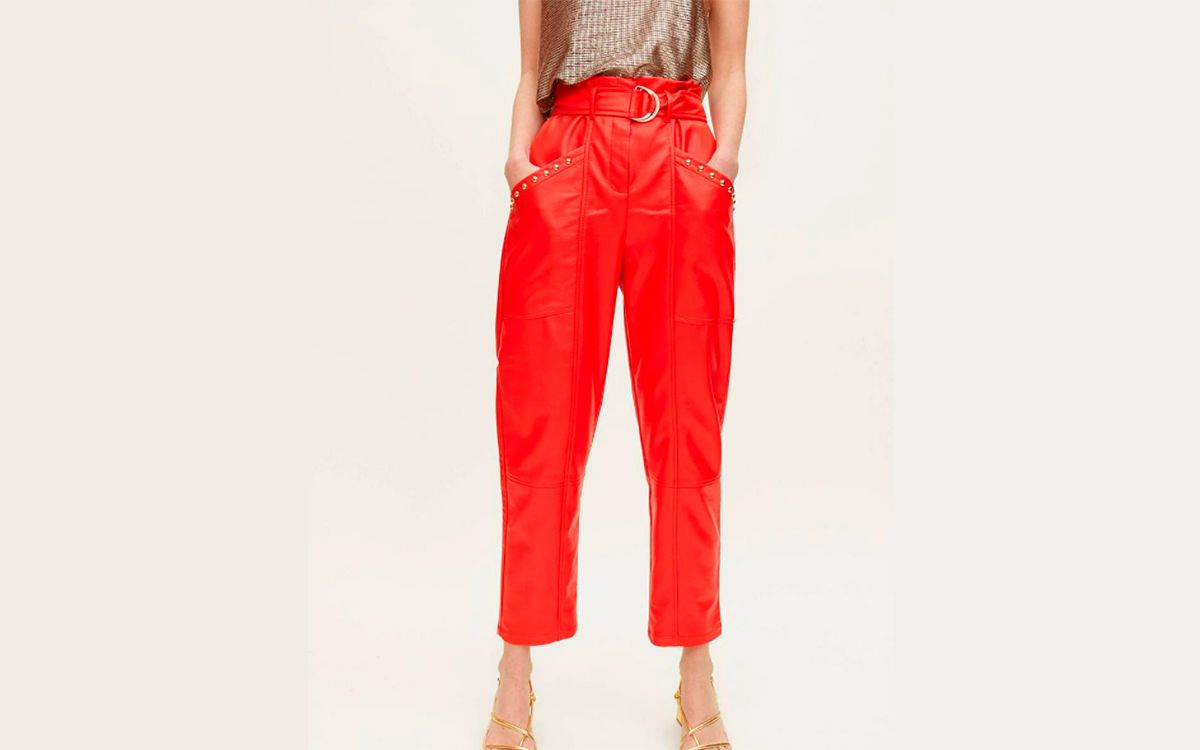 Pantalones efecto piel en rojo con tachuelas, de Lola Casademunt.