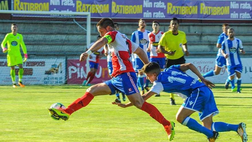 Suso Martínez trata de zafarse de la presión de Pinchi en un lance del encuentro de ayer en A Lomba entre Arosa y Deportivo de La Coruña. // Iñaki Abella