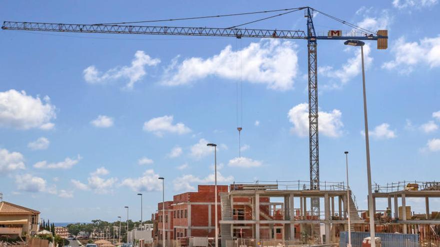 La actividad de construcción y promoción inmobiliaria es motor económico de Orihuela Costa.