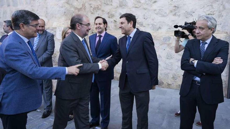 El presidente de Aragón, Javier Lambán saluda a Carriedo, segundo por la derecha.