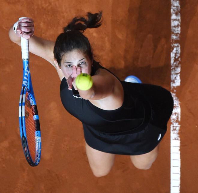 Julia Goerges, de Alemania, sirve en su partido contra Anastasia Pavlyuchenkova de Rusia en el Gran Premio de Tenis de la WTA en Stuttgart, al suroeste de Alemania.