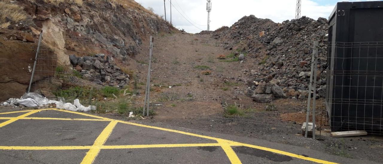 Estado que presentaba en la mañana de ayer la carretera de acceso a la parte alta de El Suculum.