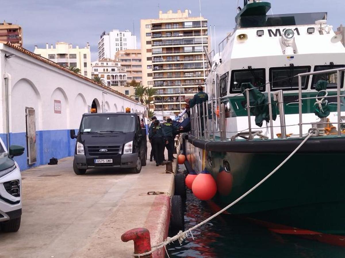 La patrullera de la Guardia Civil llevó el cadáver al puerto de Calp. | A. P. F.
