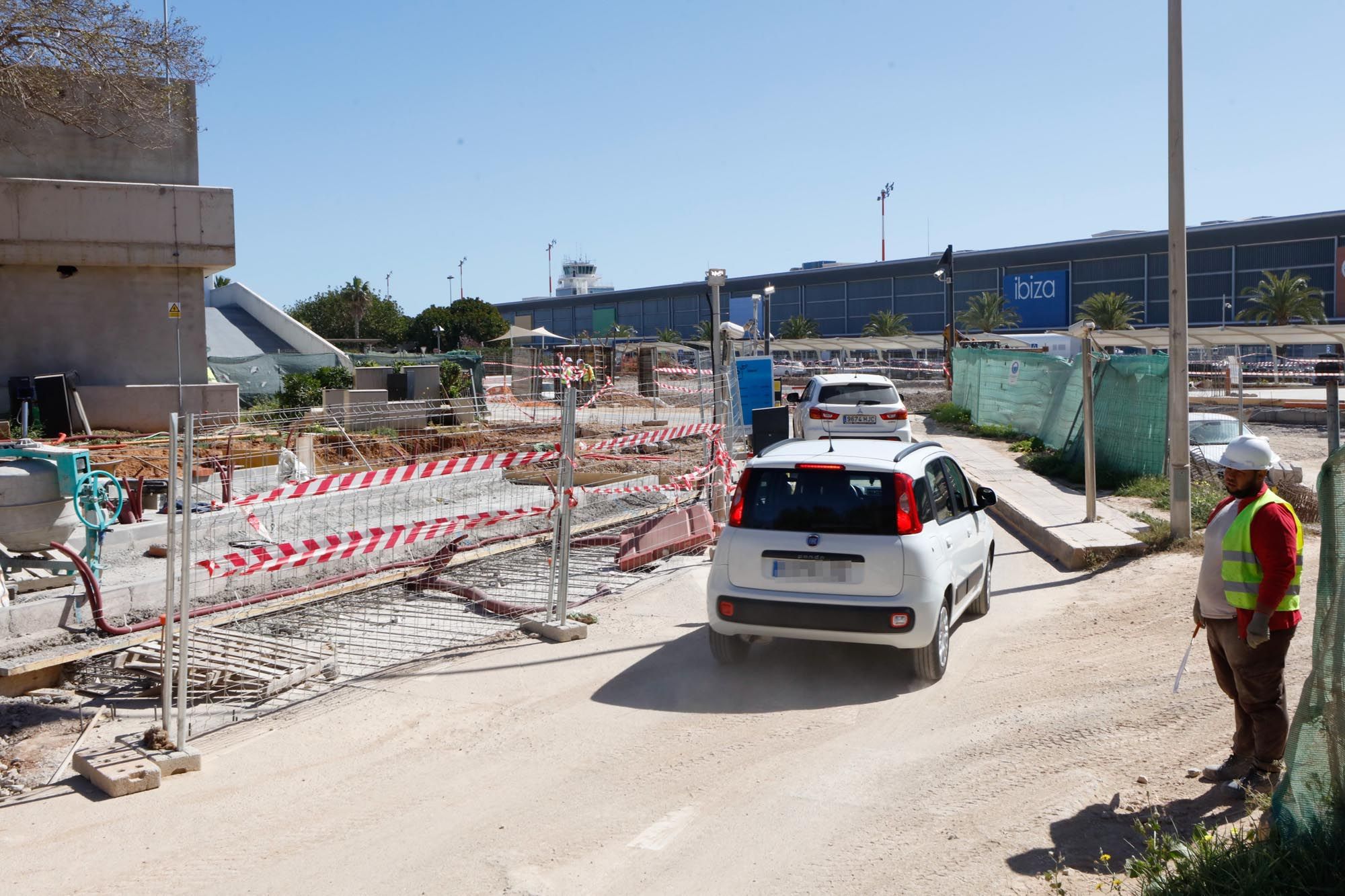 Obras en el aparcamiento del aeropuerto de Ibiza
