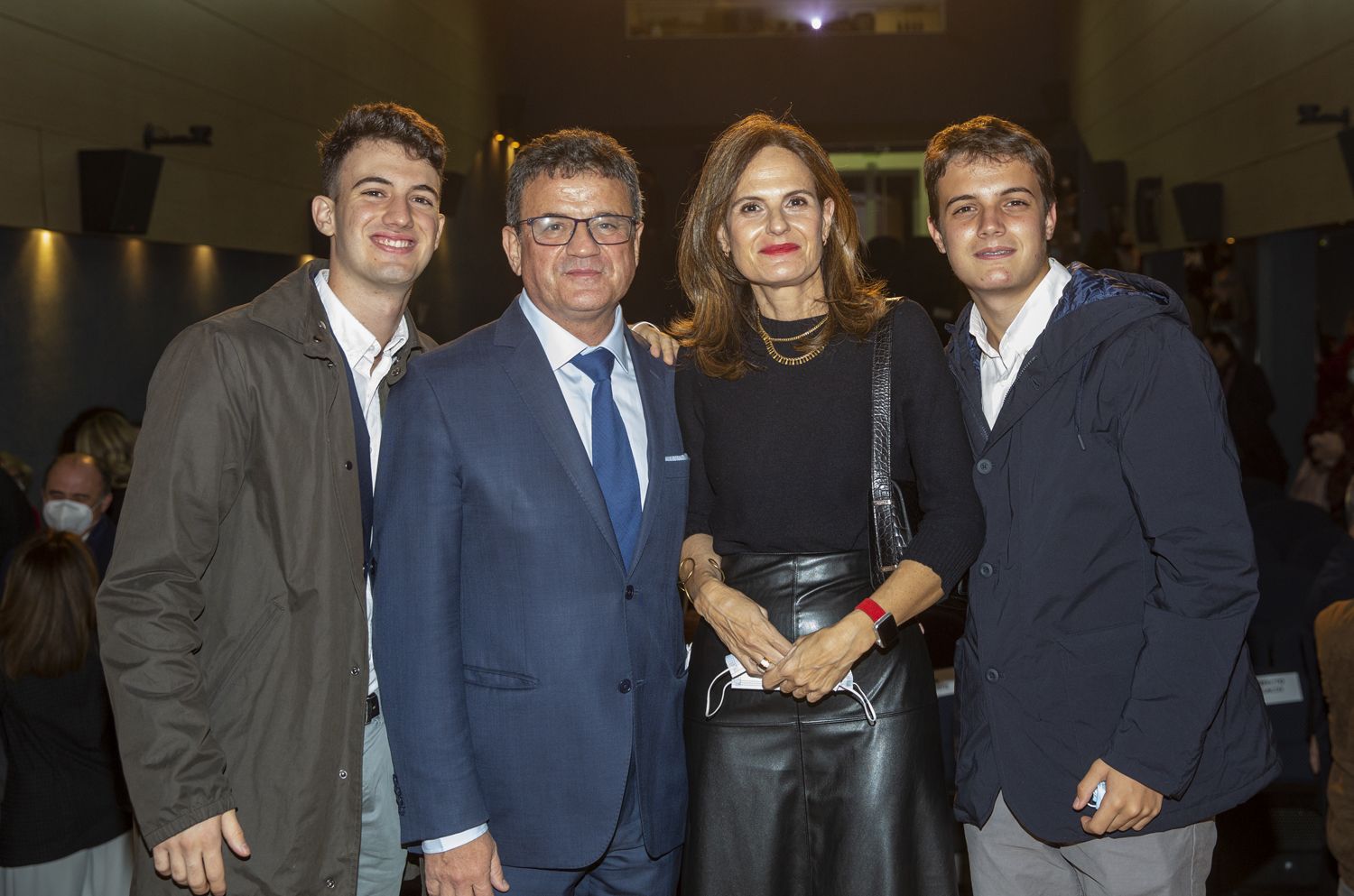 Toni Cabot presenta en el Club INFORMACIÓN el libro en el que plasma los perfiles de 40 personalidades de Alicante