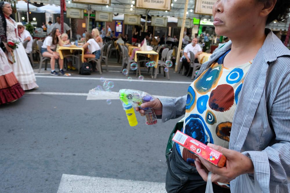 Los festeros aprovechan la Ofrenda para protestar contra la violencia de género con flores y lazos morados