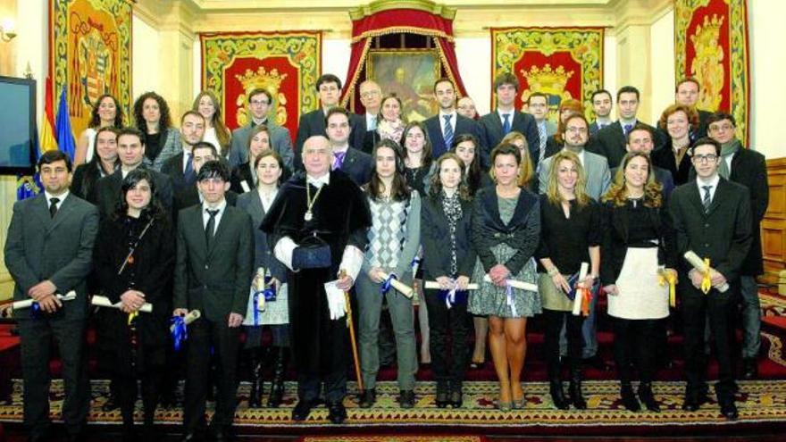 Vicente Gotor, en el centro, con los universitarios galardonados con los premios de licenciatura y doctorado, ayer, al final del acto institucional de la festividad de Santo Tomás de Aquino.