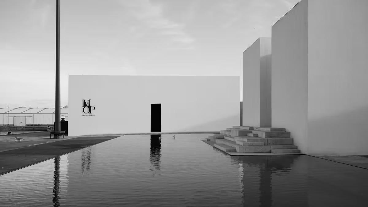 Entrada al edificio al otro lado del lago artificial.