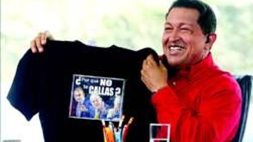 Hugo chavez exhibe la camiseta que le regaló el rey