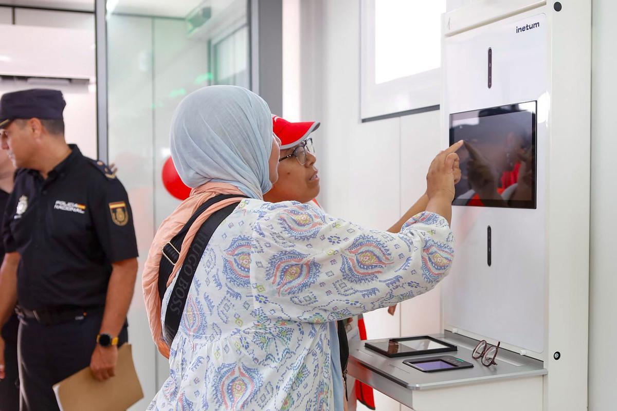 ALGECIRAS (CÁDIZ), 30/07/2026.- Dos pasajeras utilizan los módulos Entry Exit System (EES) con motivo de la entrada en vigor este año en la UE del Sistema Europeo de Entradas y Salidas. La Operación Paso del Estrecho (OPE) se preparara para uno de sus fines de semana "críticos" con el comienzo del mes de agosto, especialmente en los puertos de Algeciras y Tarifa, en Cádiz, por donde pasan el 71 % de los miles de personas y coches que atraviesan España para llegar a sus países de origen en el norte de África a disfrutar de las vacaciones. EFE/A.Carrasco Ragel