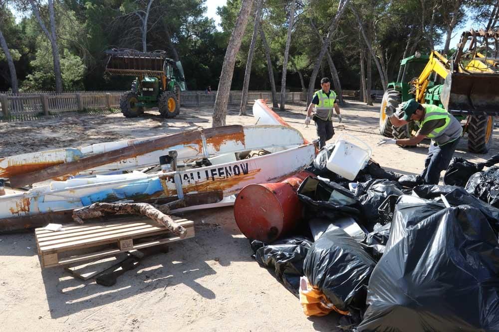 80 trabajadores limpian el Parque Natural