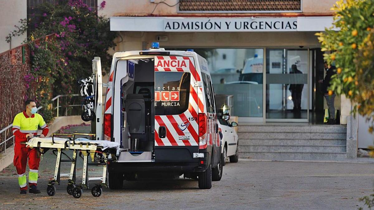 Sanitarios y una ambulancia en el Román Alberca, ayer a primera hora de la tarde.