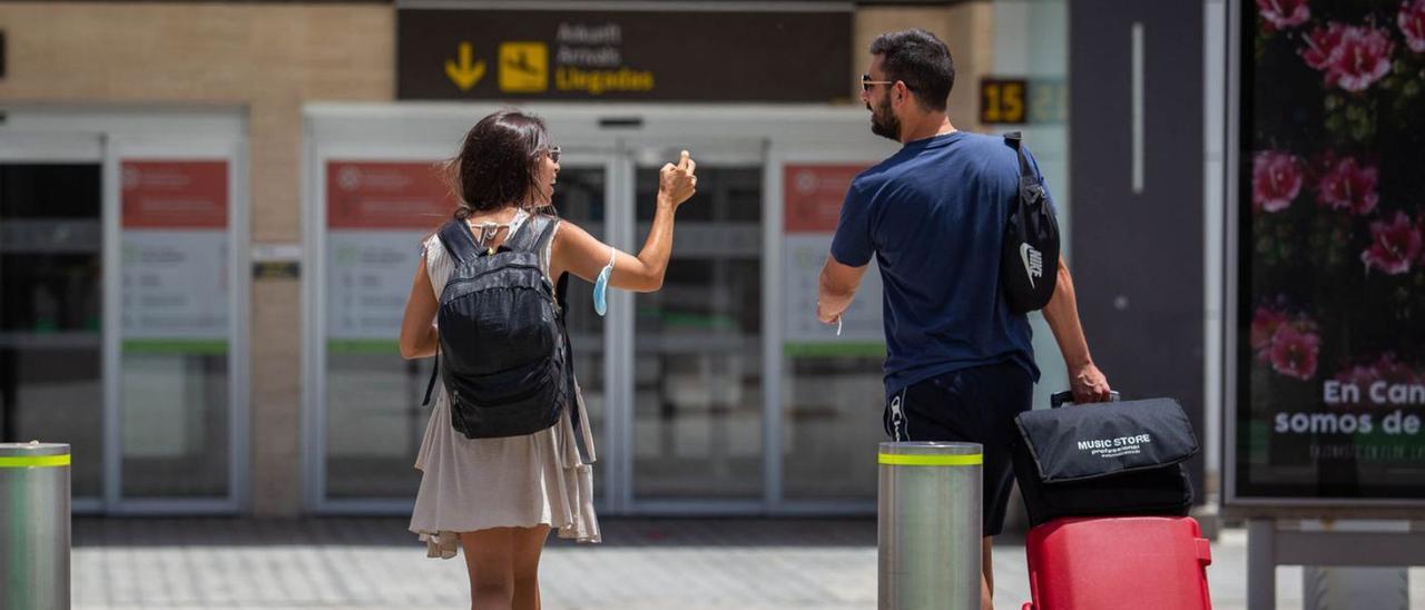 Una pareja de británicos a su llegada al aeropuerto de Tenerife Sur tras lo peor de la pandemia. | | CARSTEN W. LAURITSEN