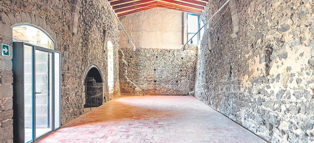 Una de les sales interiors restaurades del castell  de Montsoriu.