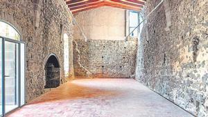 Una de les sales interiors restaurades del castell  de Montsoriu.