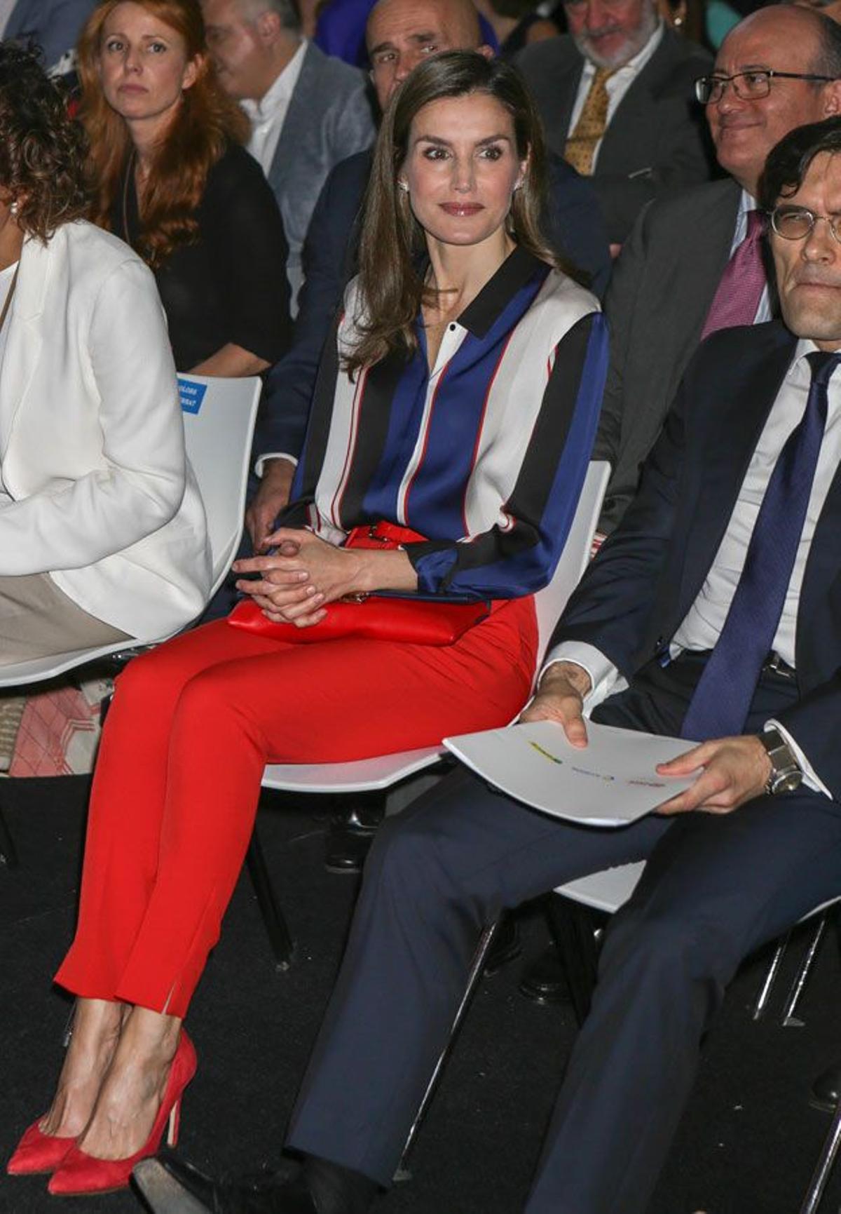 El look de Letizia Ortiz con camisa a rayas y pantalón rojo