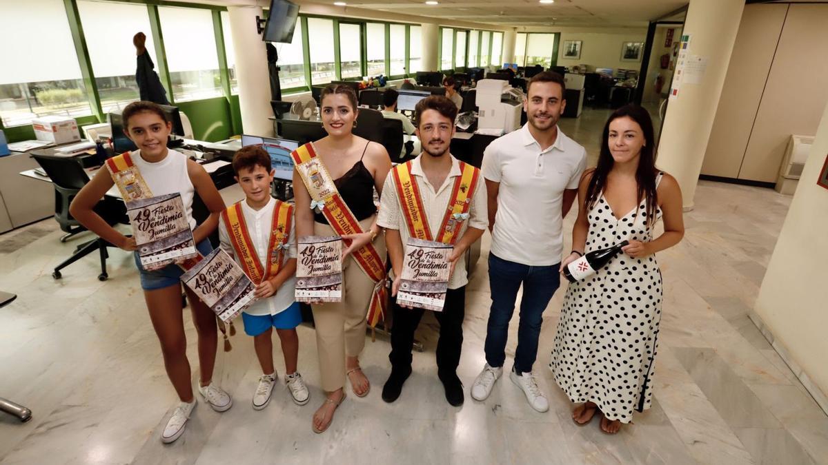 Sofía Simón, Pablo Pérez, Ana Belén Pérez, Diego Salvador Pérez y Fermín y María Dolores Gilar, ayer en La Opinión.                     | J.C. CAVAL