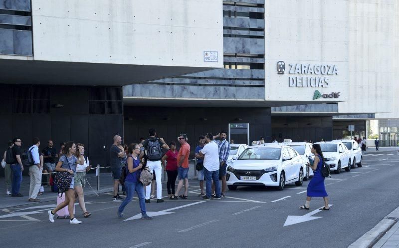 Las mejor imágenes de la jornada de movilización del taxi en Zaragoza