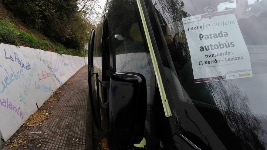 El autobús que se usa para los transbordos, en Pola de Laviana.