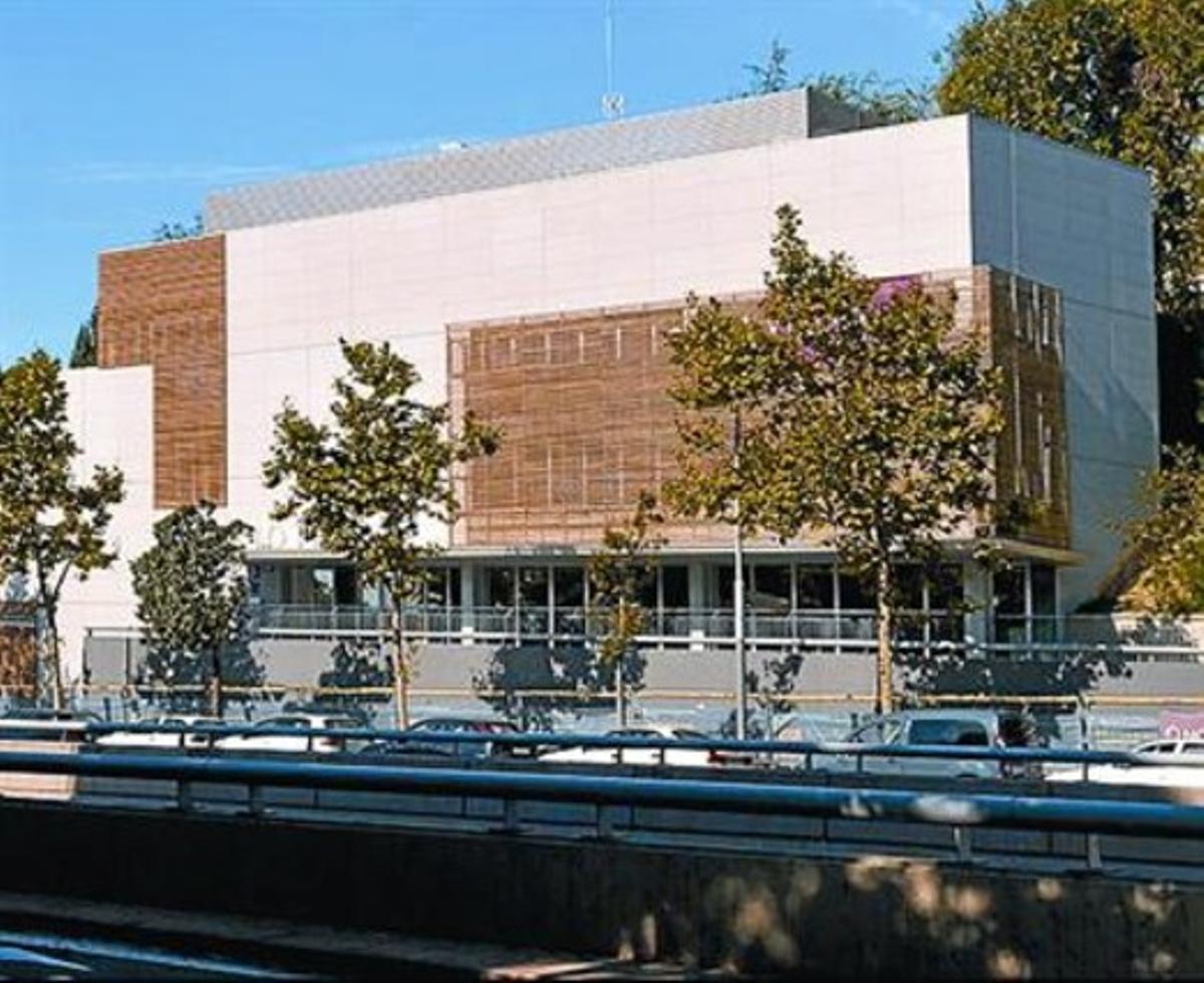 Façana del nou equipament cultural del passeig de la Vall d’Hebron.
