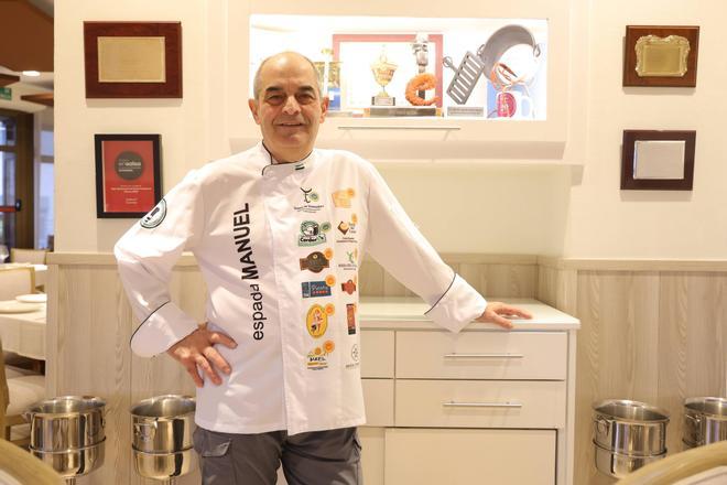 El cacereño Manuel Espada, copropietario del restaurante Albalat, se despide después de toda una vida entre fogones