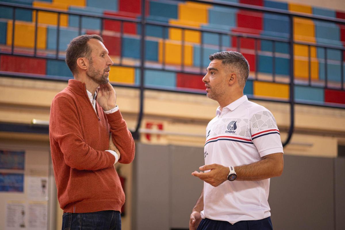 Tomy López, presidente, y Miguel Rivera, entrenador, en el pabellón del Colegio Cisneros Alter.