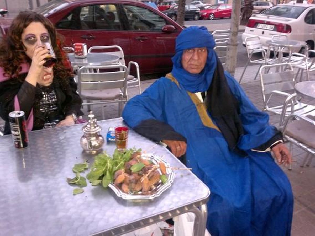 Un tuareg i una vampira descansen en la seva jornada carnavalesca prenent te i dàtils FOTO: JORGE FERNÁNDEZ. Barcelona