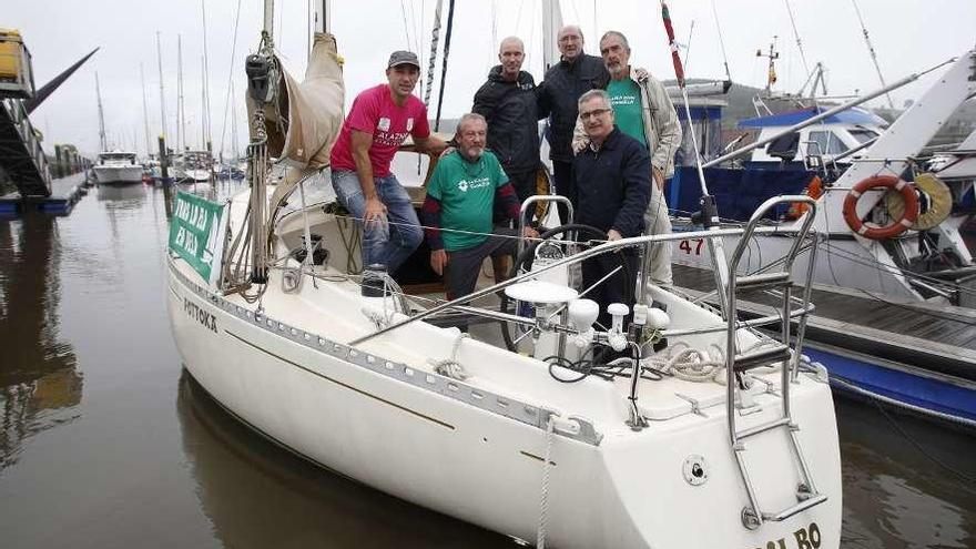 Por la izquierda, Erro Biscarra, Iñaki Elorriaga, Unai Basurko, José Ramón Totoricaguena, Fermín Rodríguez y Yon Aurteneche, ayer, en el velero atracado en Avilés.