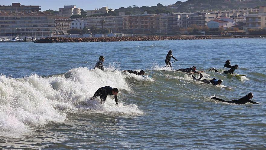 Un grup de surfistes escalencs aprofita el fort onatge de la badia de Roses