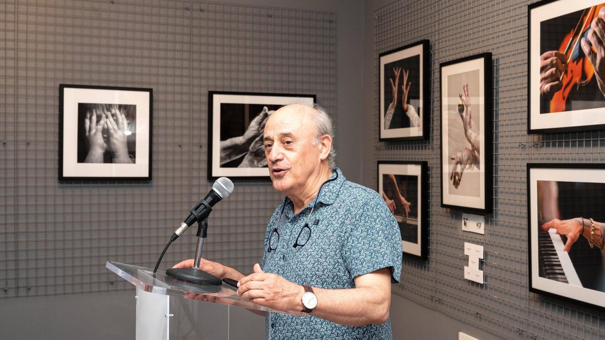 Pedro Casero exponiendo el por qué de esta exposición