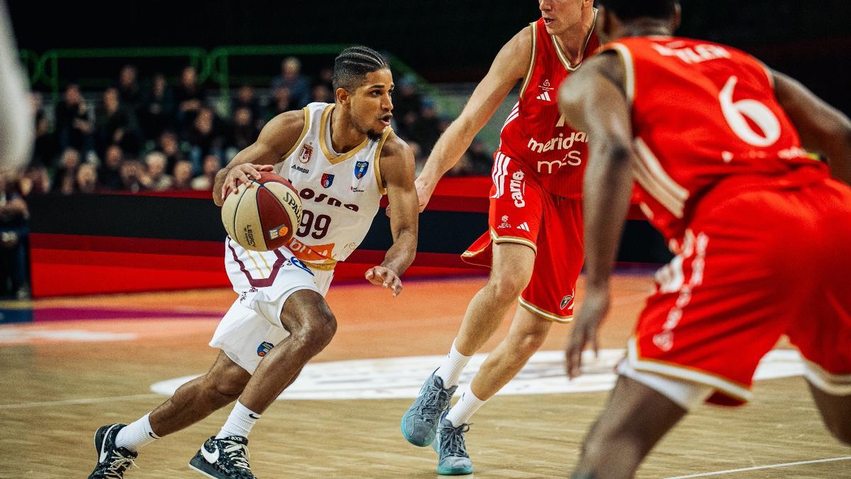 Alfonso Plummer penetrant direcció a cistella