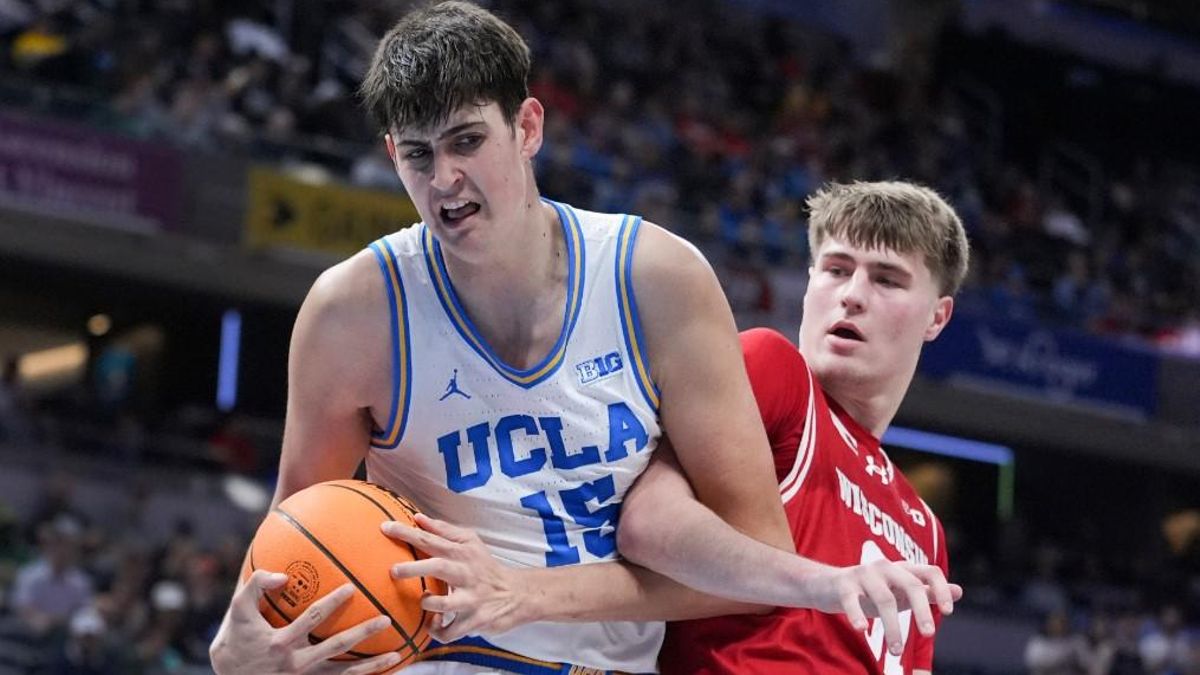 Aday Mara, de blanco, es uno de los jugadores españoles que apuntan alto en la NCAA.
