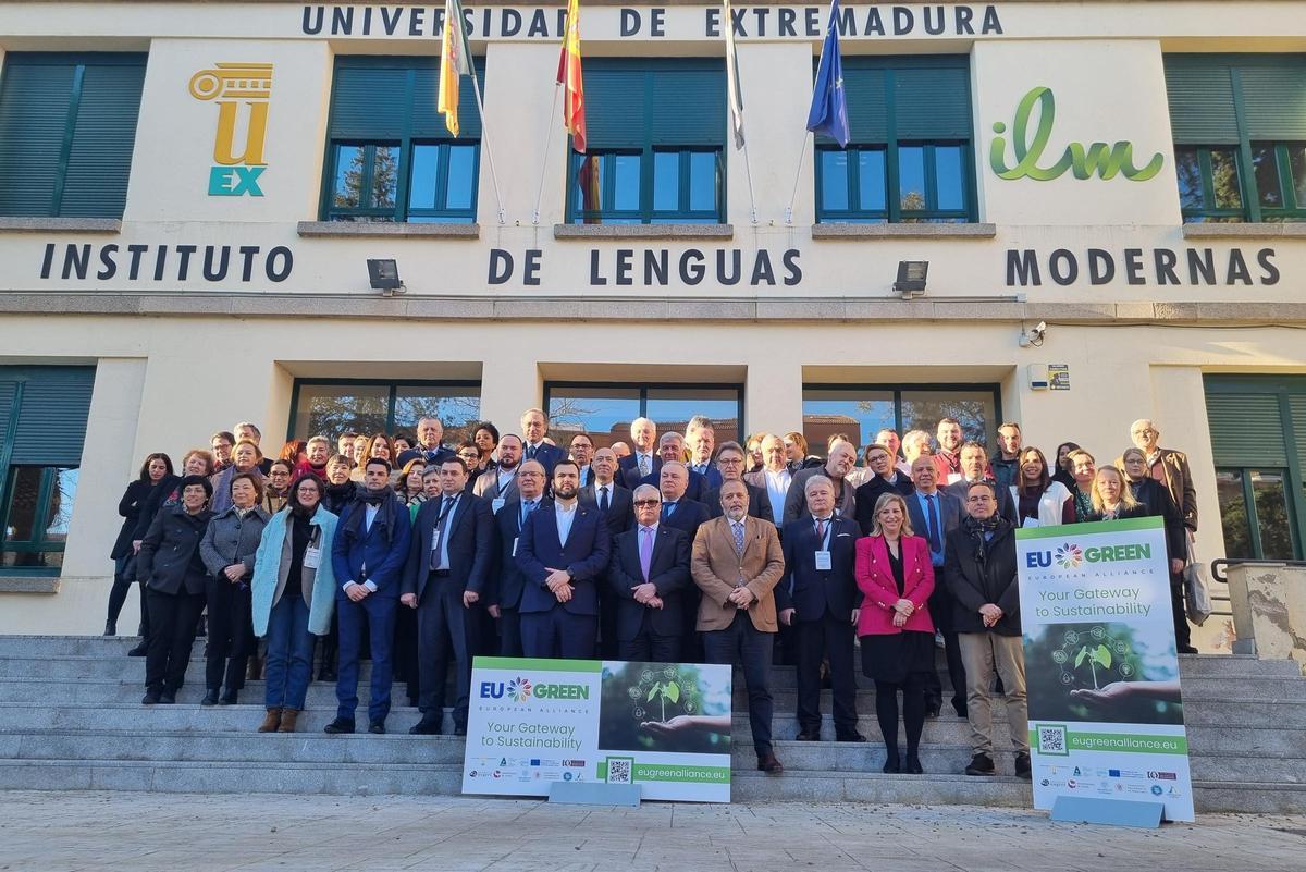 Puesta de largo 8 Autoridades de la región junto a responsables de las nueve universidades que forman la alianza EU Green y de otras 10 universidades de Ucrania invitadas al evento.