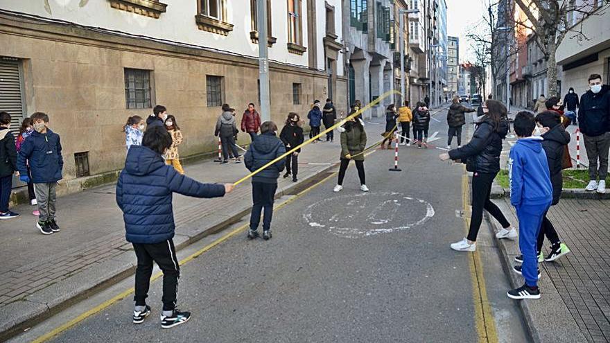 Alumnos del colegio usando la calle como patio.   | // RAFA VÁZQUEZ