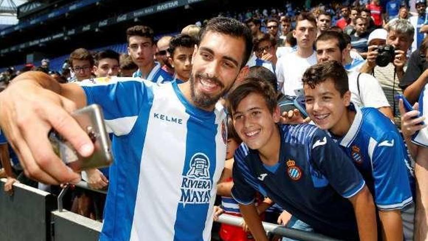 Borja Iglesias se fotografía con aficionados &quot;pericos&quot;. // RCD Espanyol