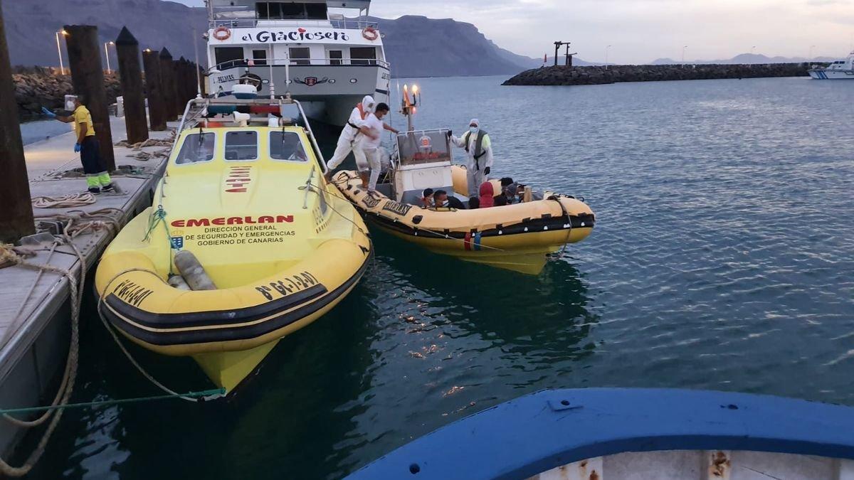 Tres muertos y 15 rescatados en un naufragio al norte de Lanzarote